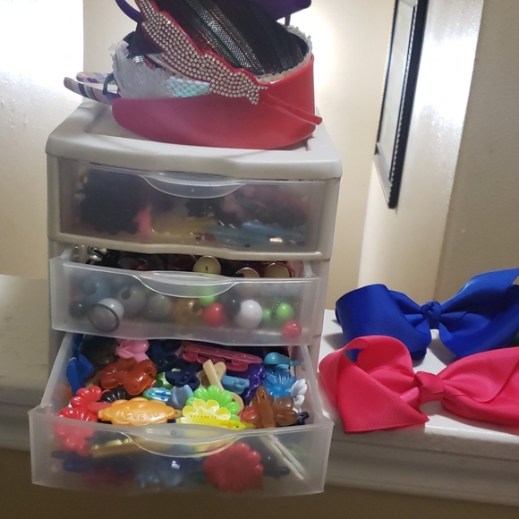 SOLD‼️A bunch of barrettes & headbands - Picture 2 of 3